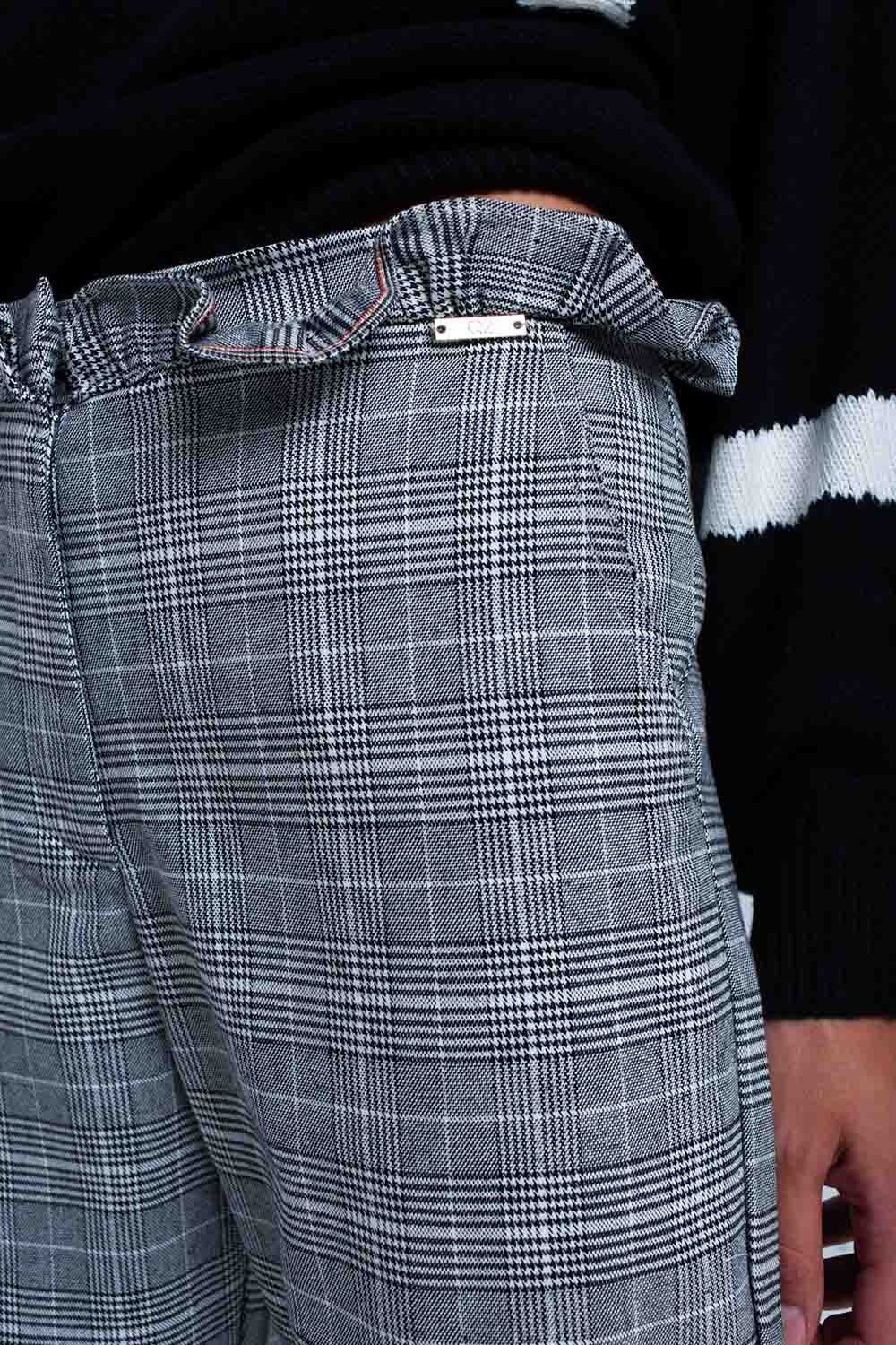 Calça cinza de padrão tartan