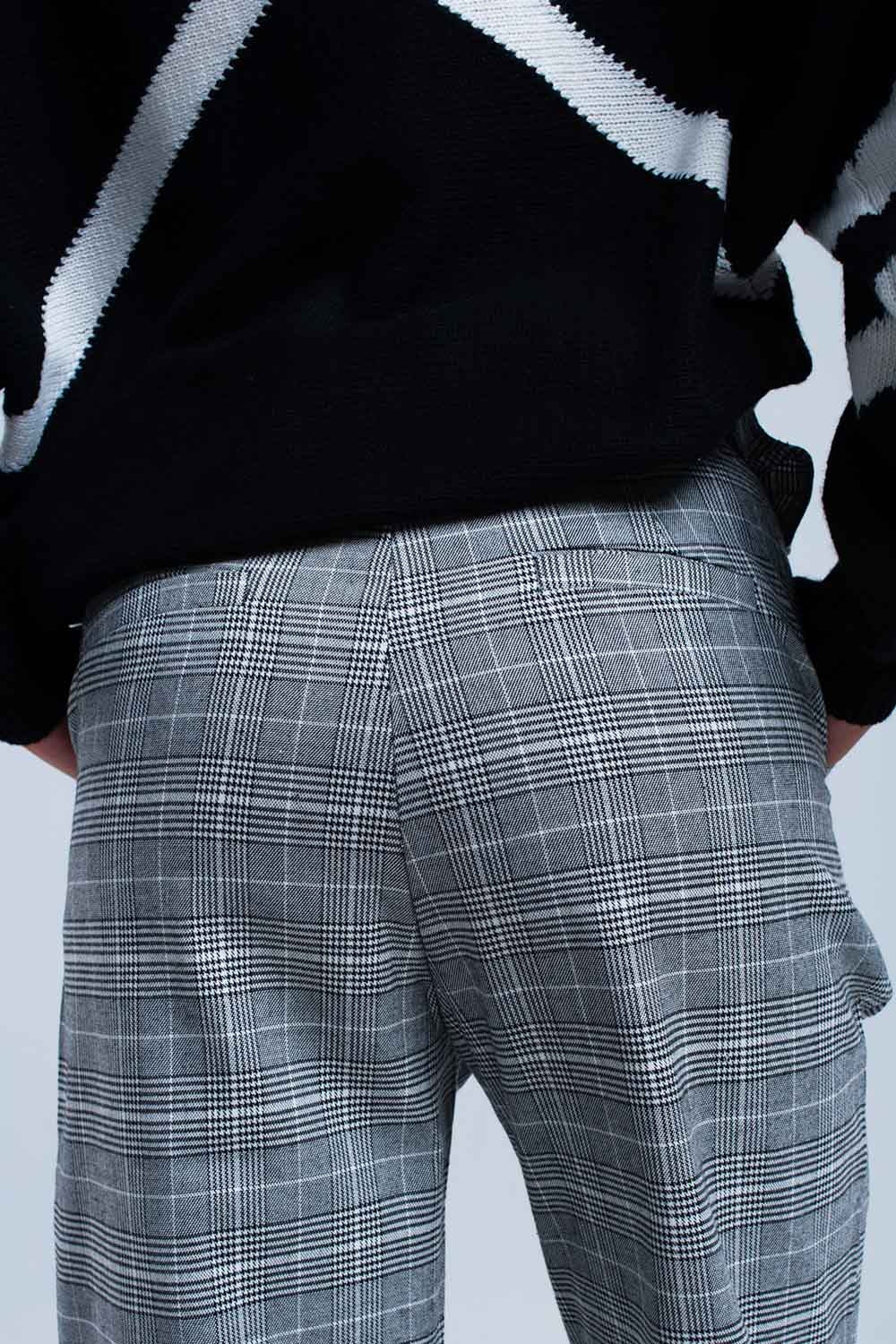 Calça cinza de padrão tartan