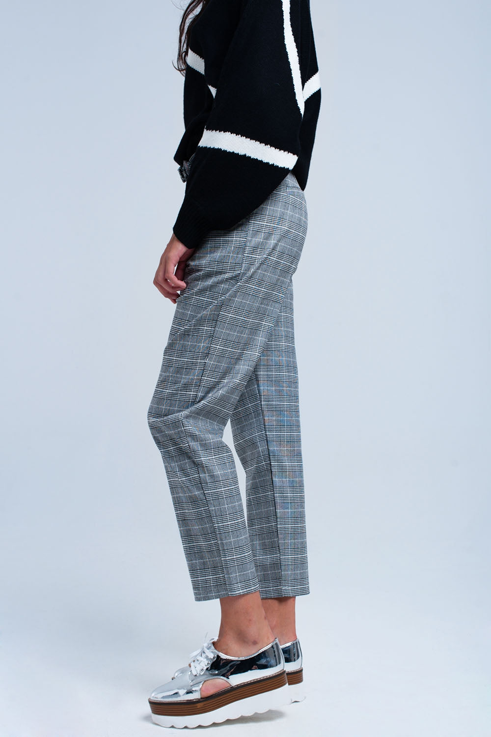 Calça cinza de padrão tartan