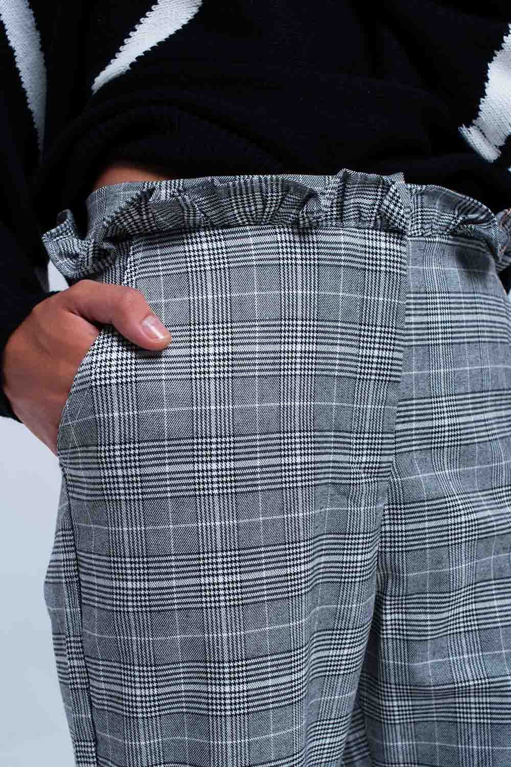 Calça cinza de padrão tartan