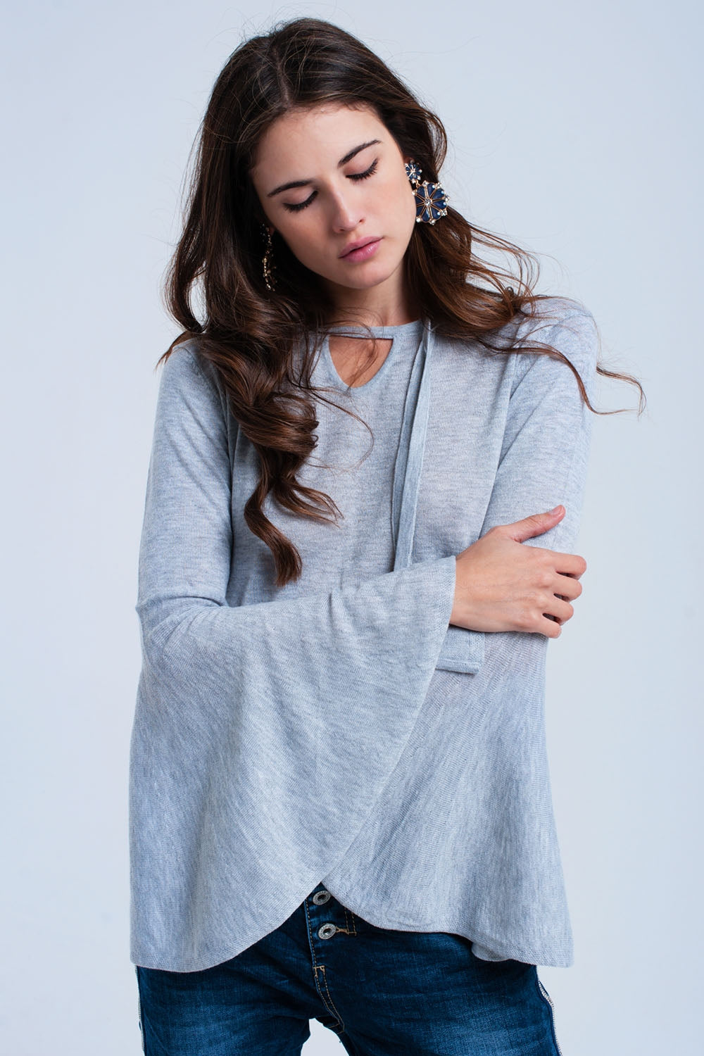 Camisola cinza com mangas de sino