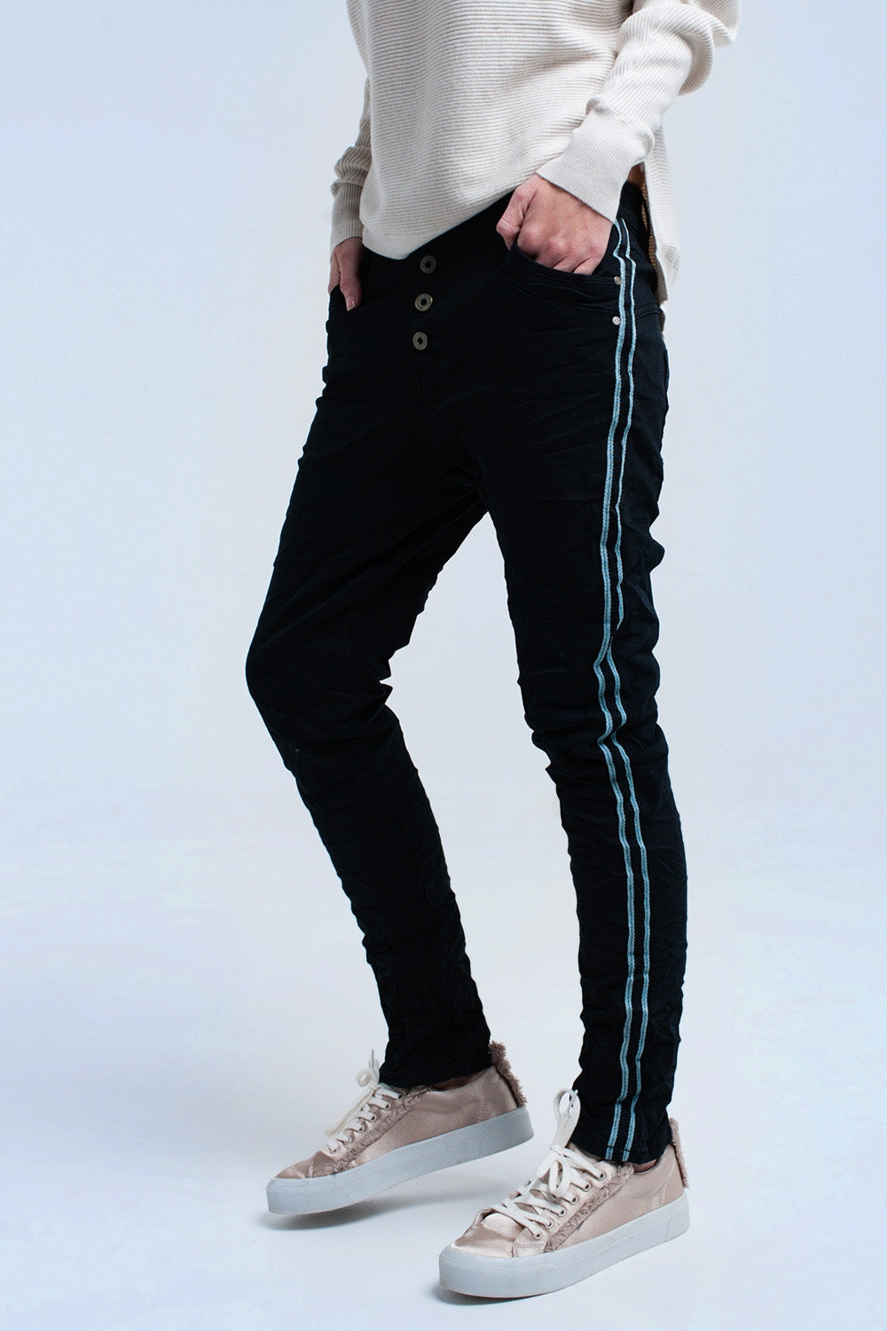 Calça de ganga boyfriend preta com botões