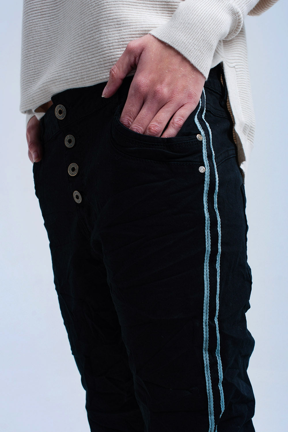 Calça de ganga boyfriend preta com botões