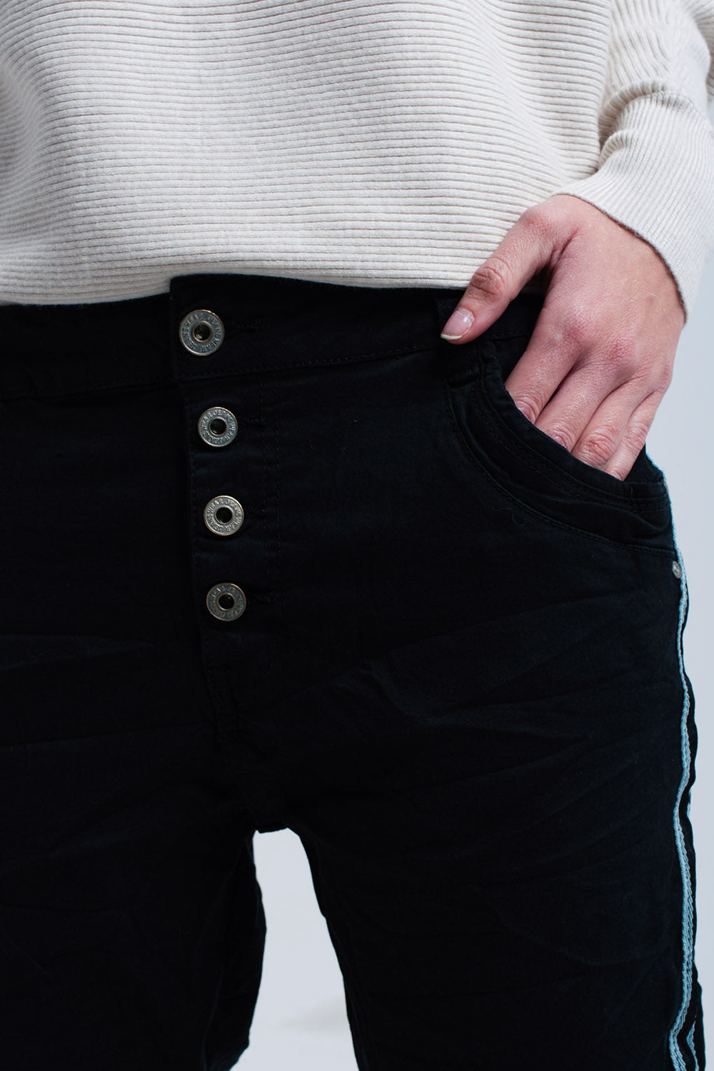 Calça de ganga boyfriend preta com botões