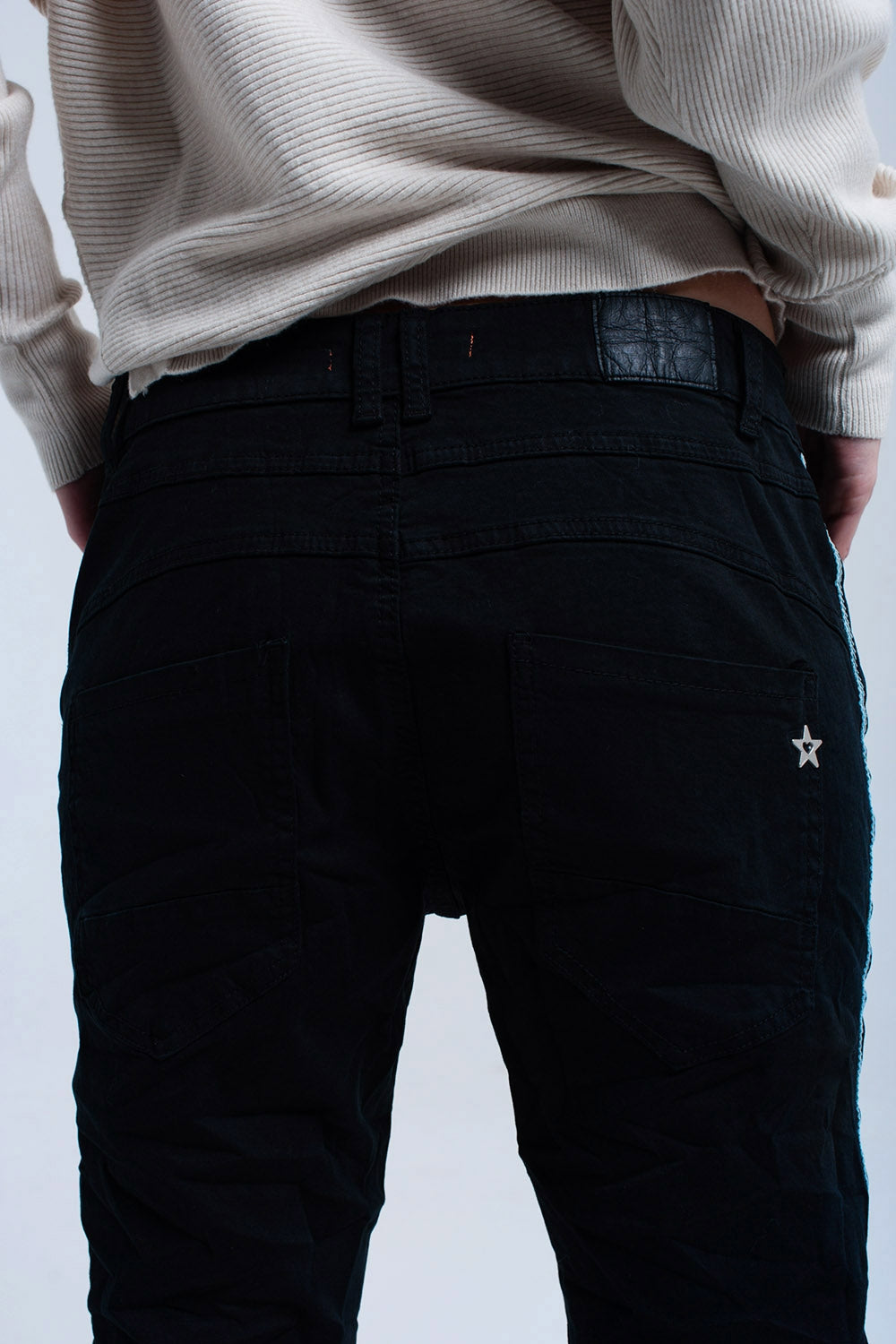 Calça de ganga boyfriend preta com botões