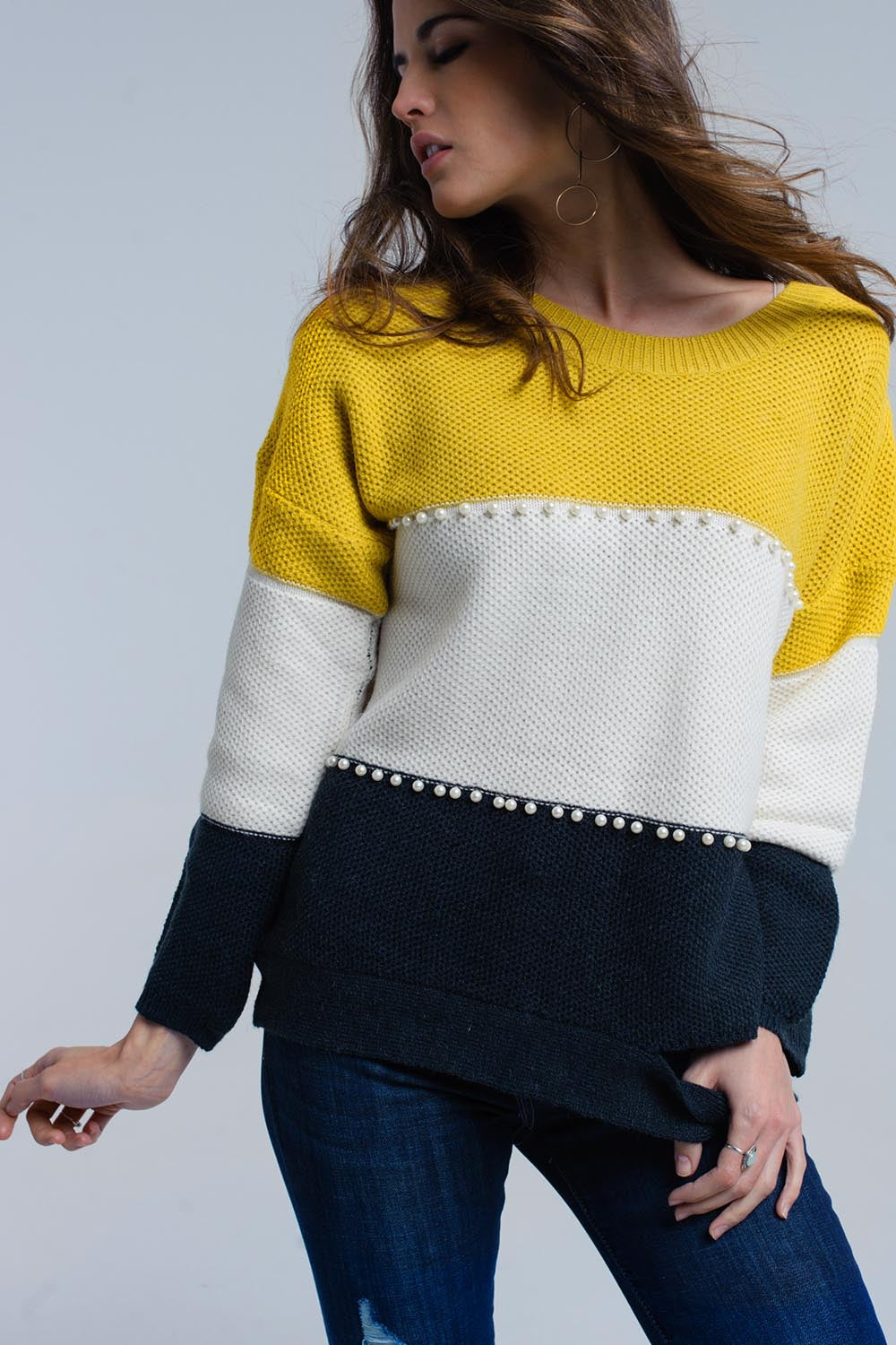 Suéter de malha amarelo com pérolas