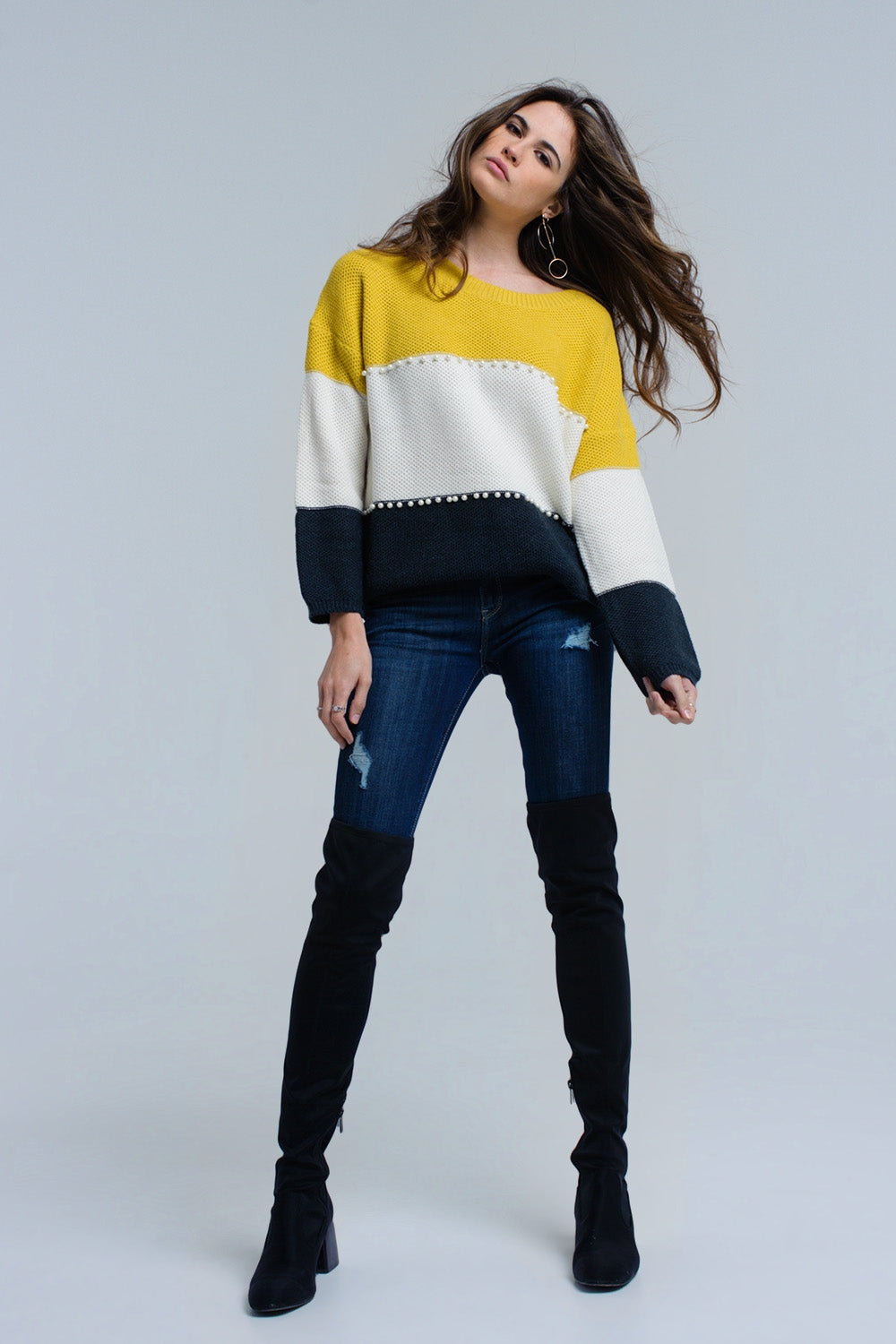 Suéter de malha amarelo com pérolas