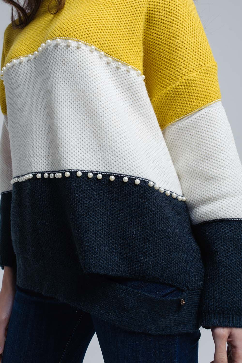 Suéter de malha amarelo com pérolas