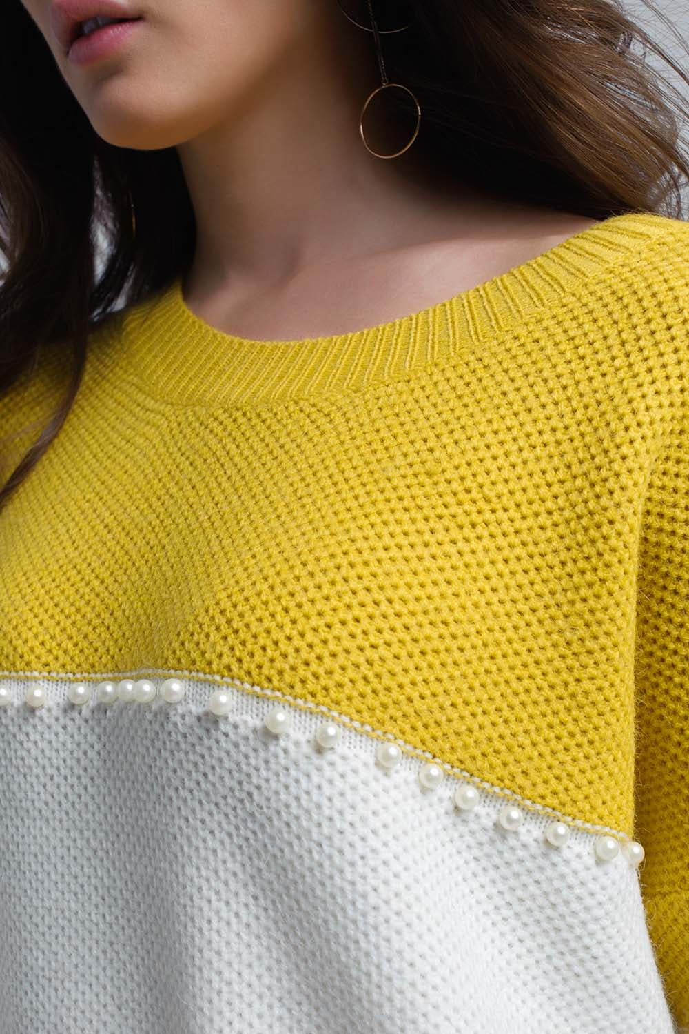 Suéter de malha amarelo com pérolas