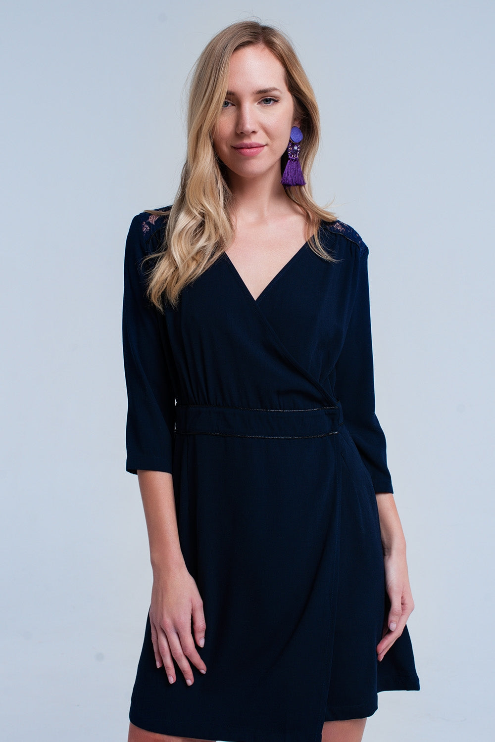 Vestido cruzado marinho com rendas
