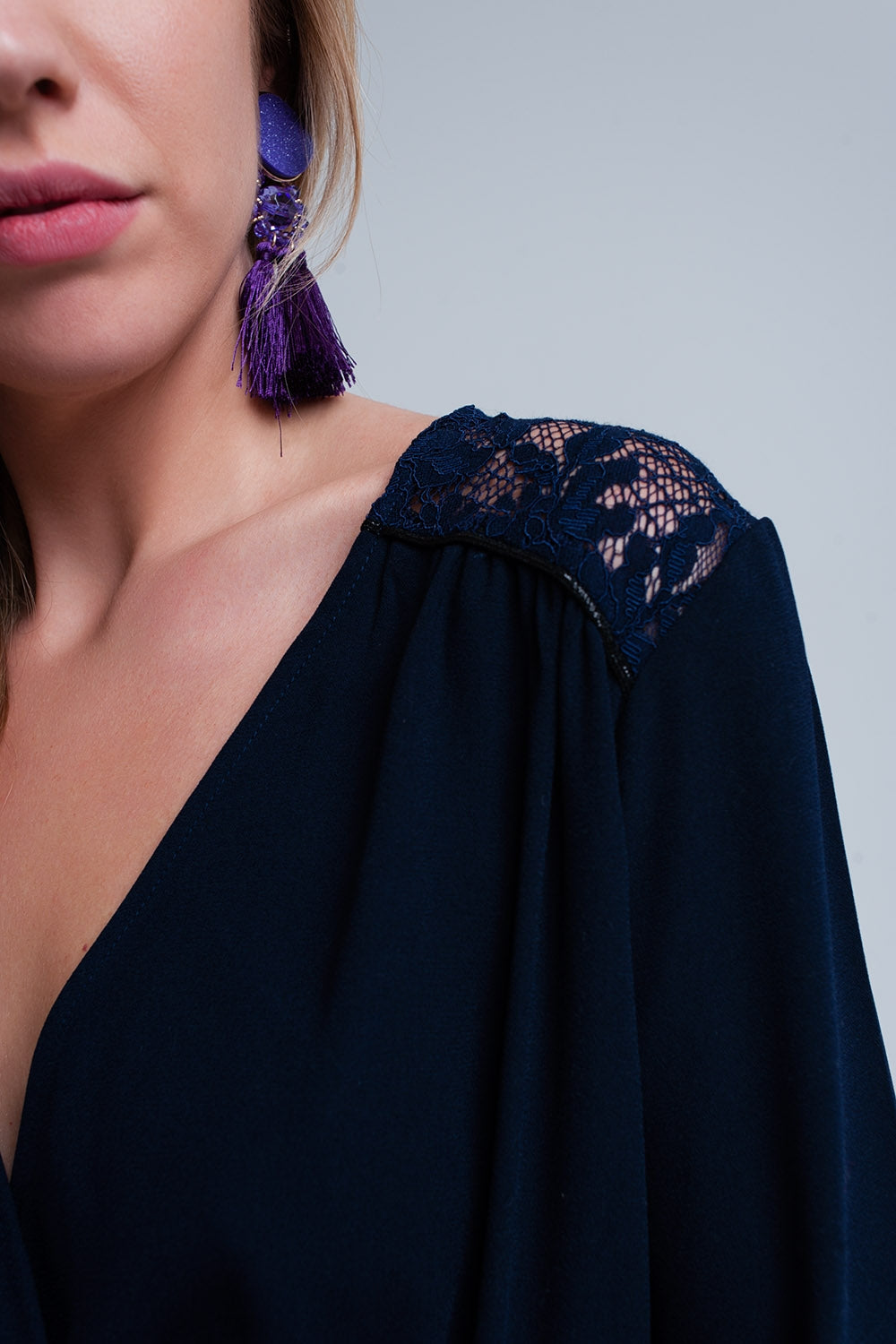 Vestido cruzado marinho com rendas