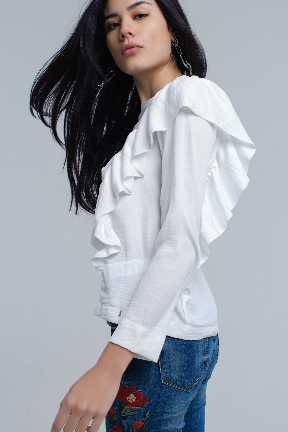 Top com detalhe de ruffle em creme