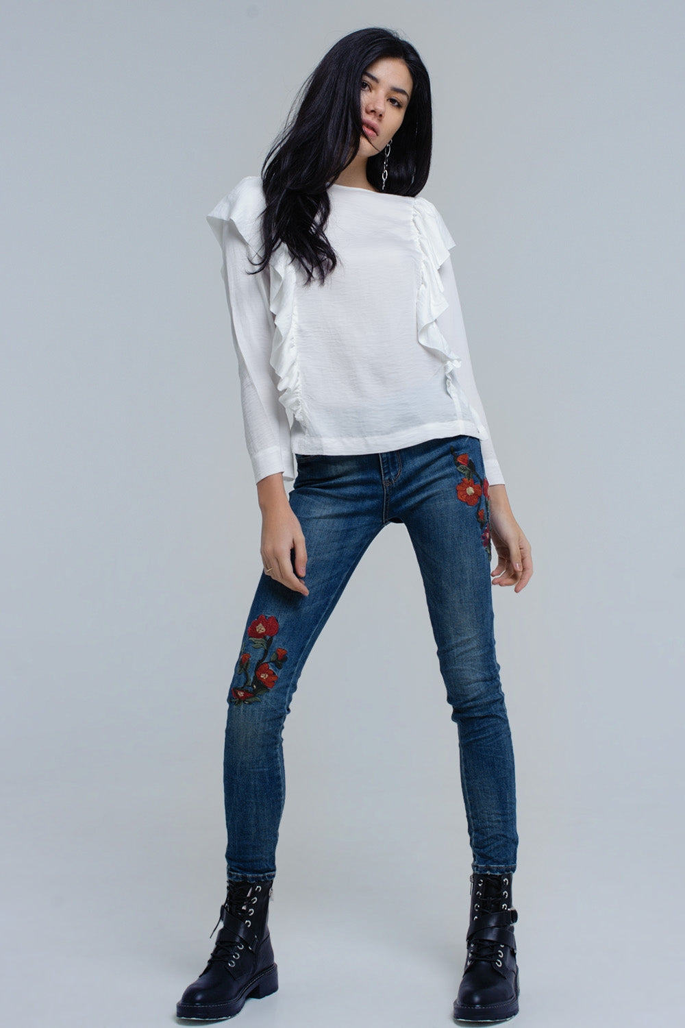 Top com detalhe de ruffle em creme