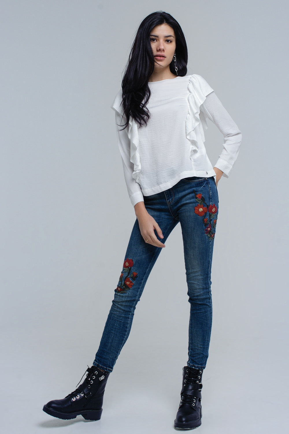 Top com detalhe de ruffle em creme