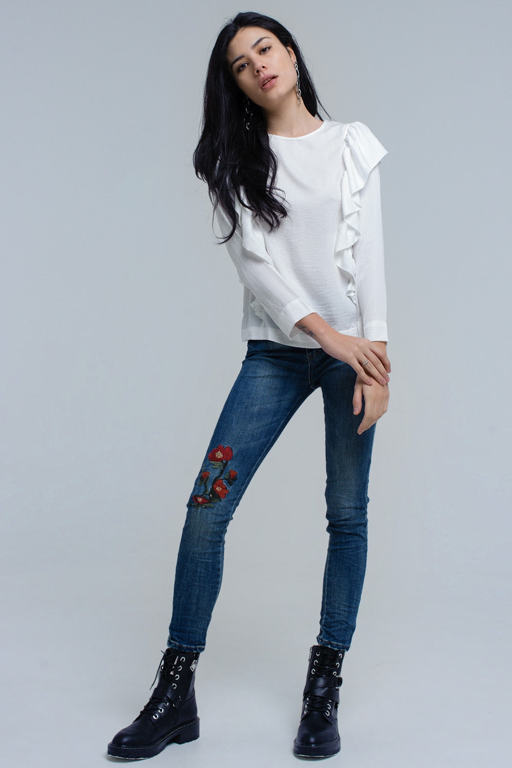 Top com detalhe de ruffle em creme