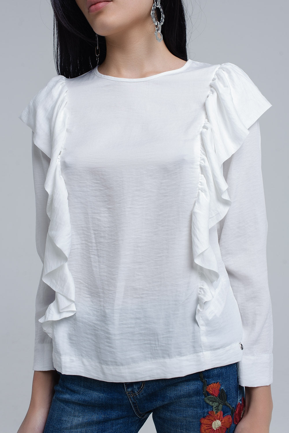 Top com detalhe de ruffle em creme