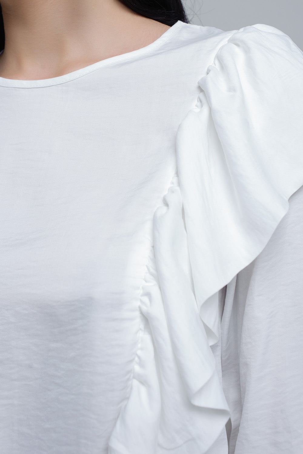 Top com detalhe de ruffle em creme