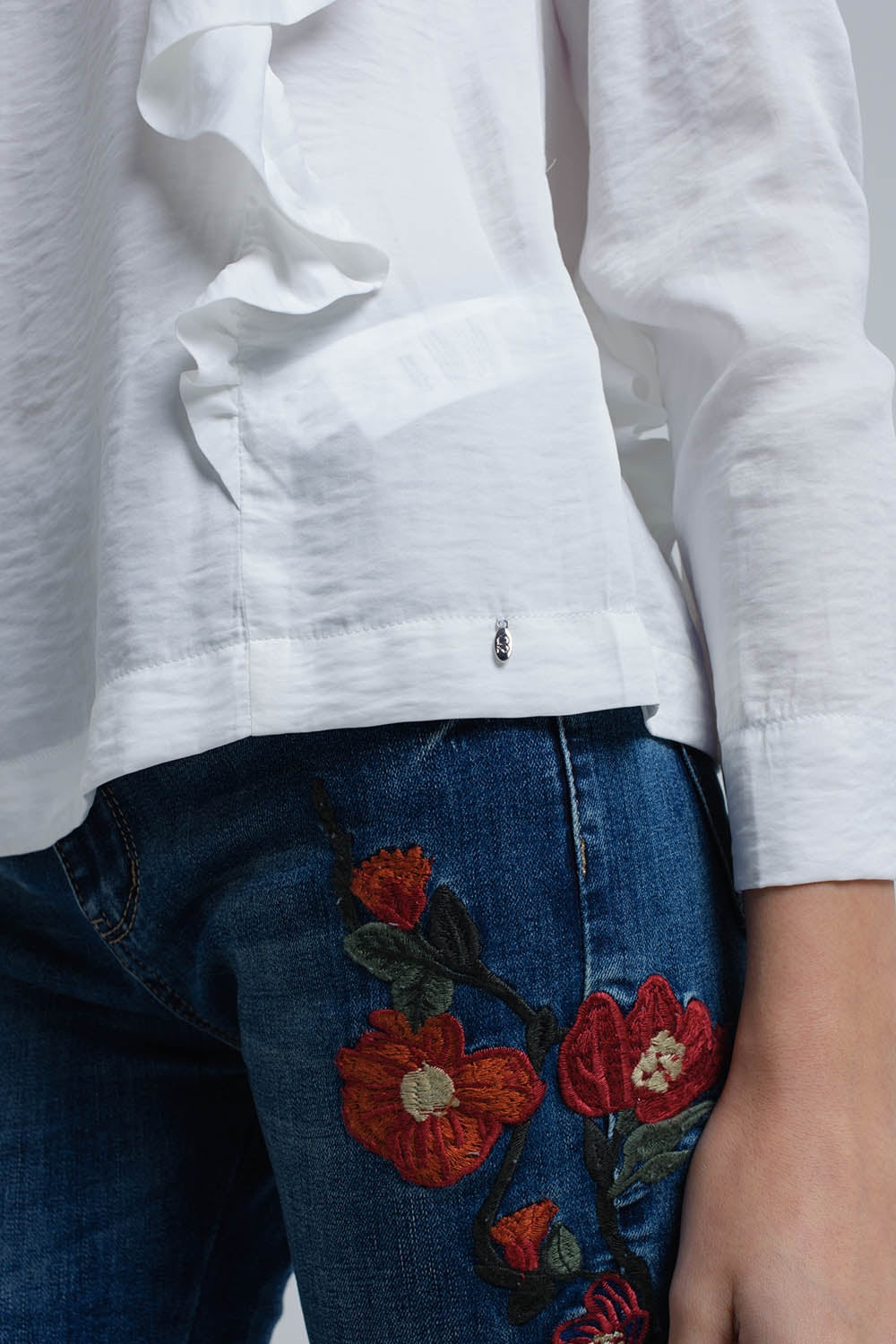 Top com detalhe de ruffle em creme