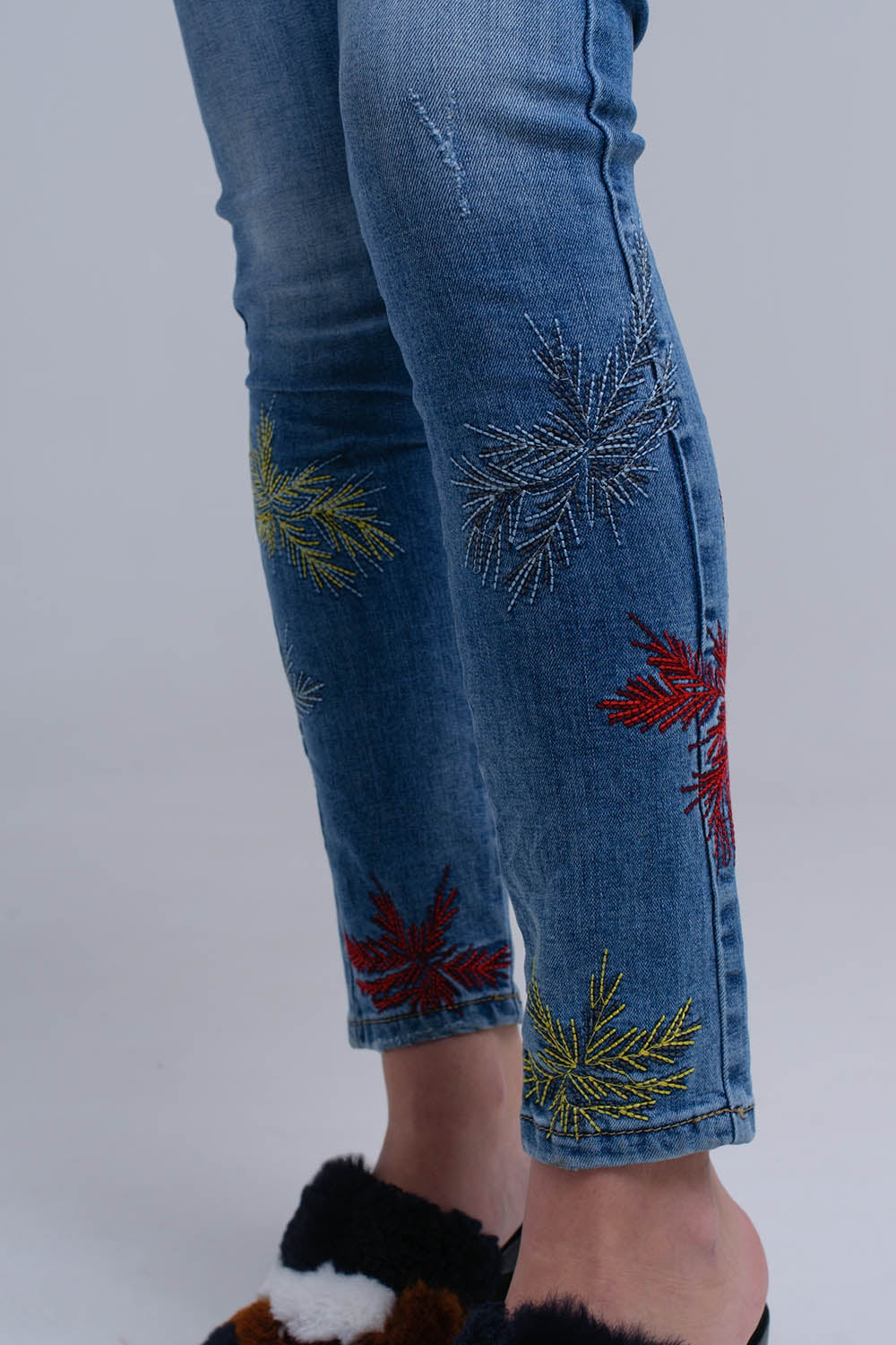 Calças skinny bordadas