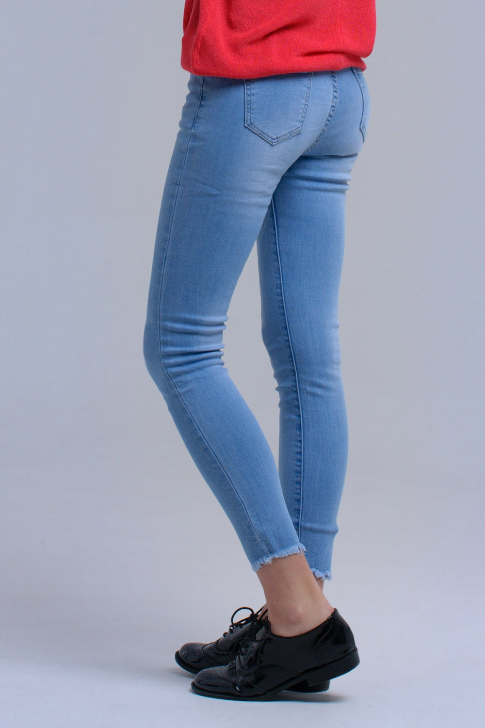 Calça skinny azul claro com franjas