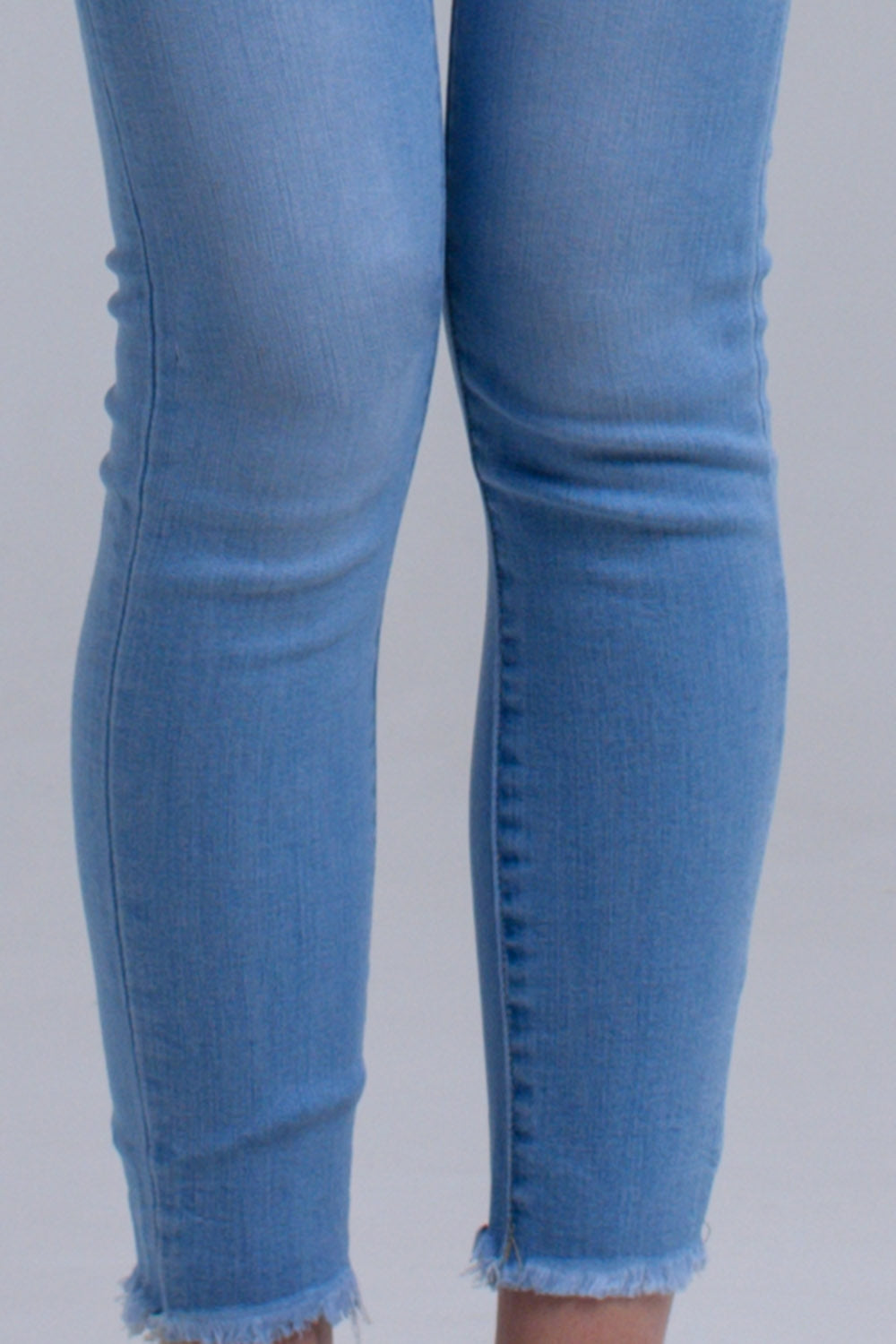 Calça skinny azul claro com franjas