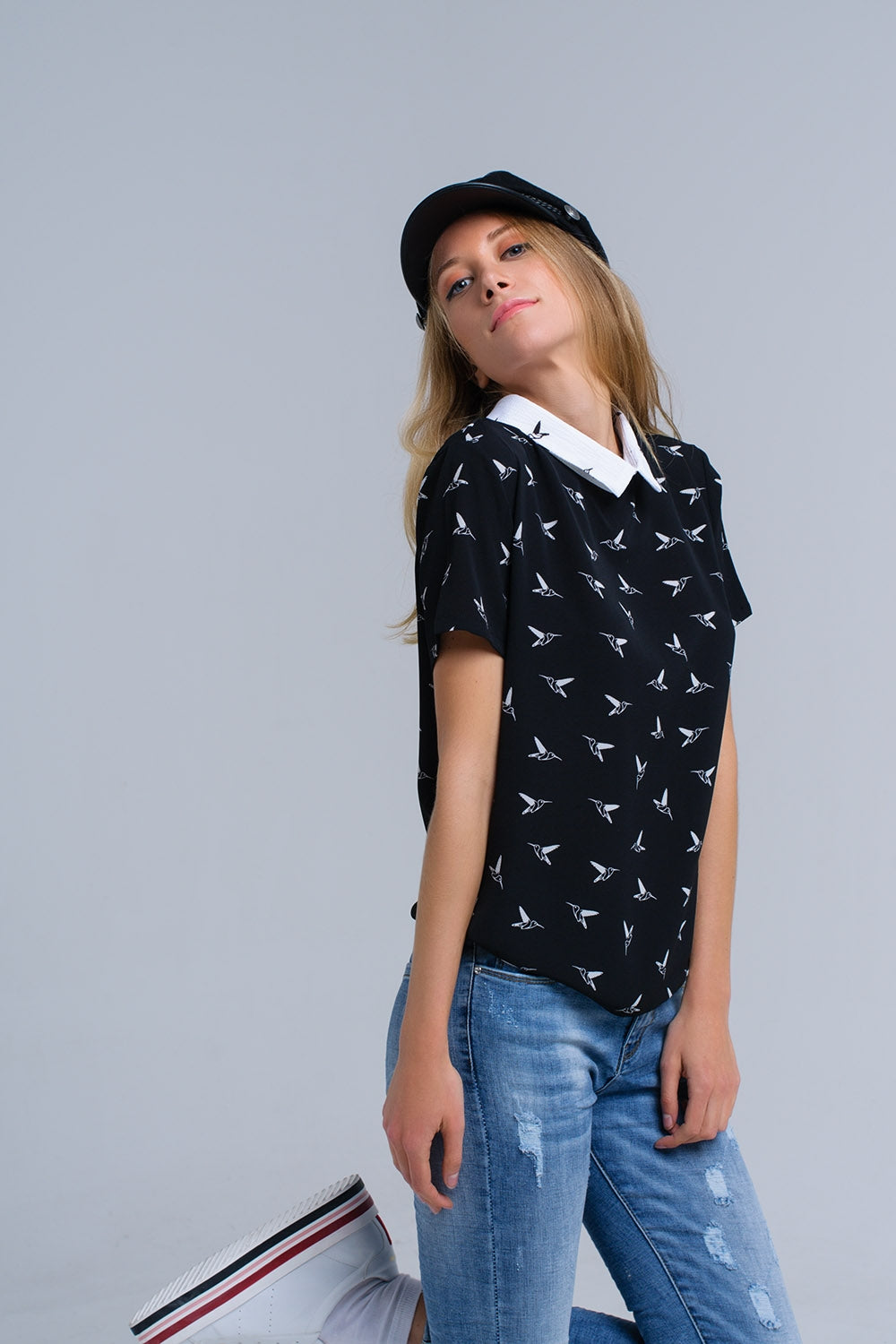 Camisa preta com pássaros impressos brancos
