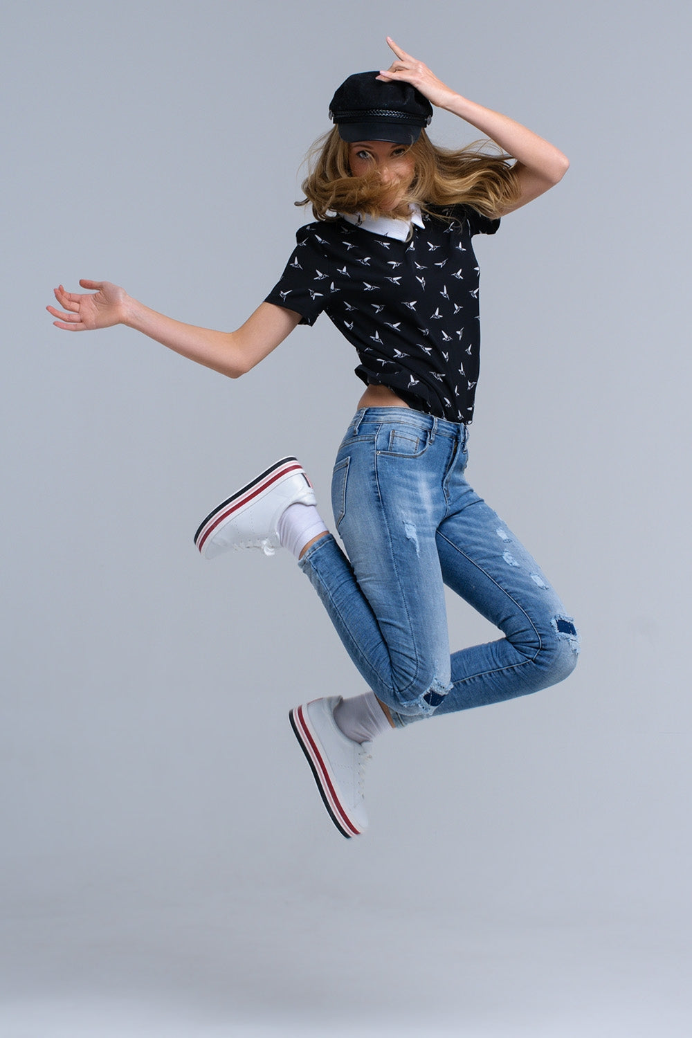 Camisa preta com pássaros impressos brancos
