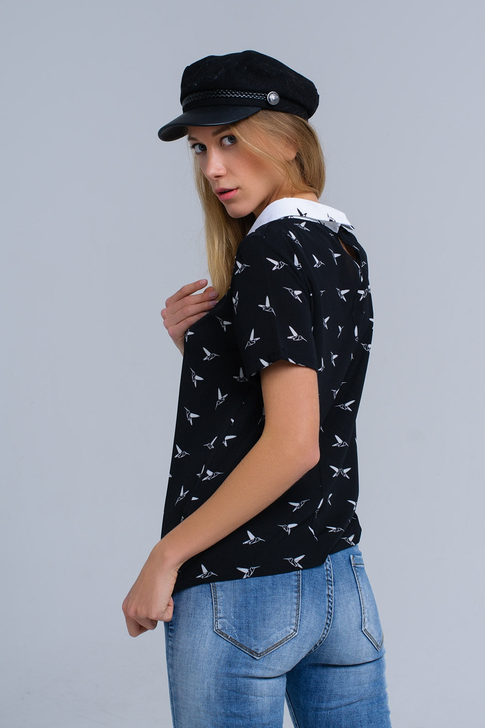 Camisa preta com pássaros impressos brancos