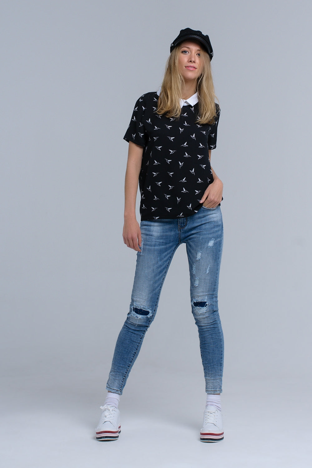 Camisa preta com pássaros impressos brancos