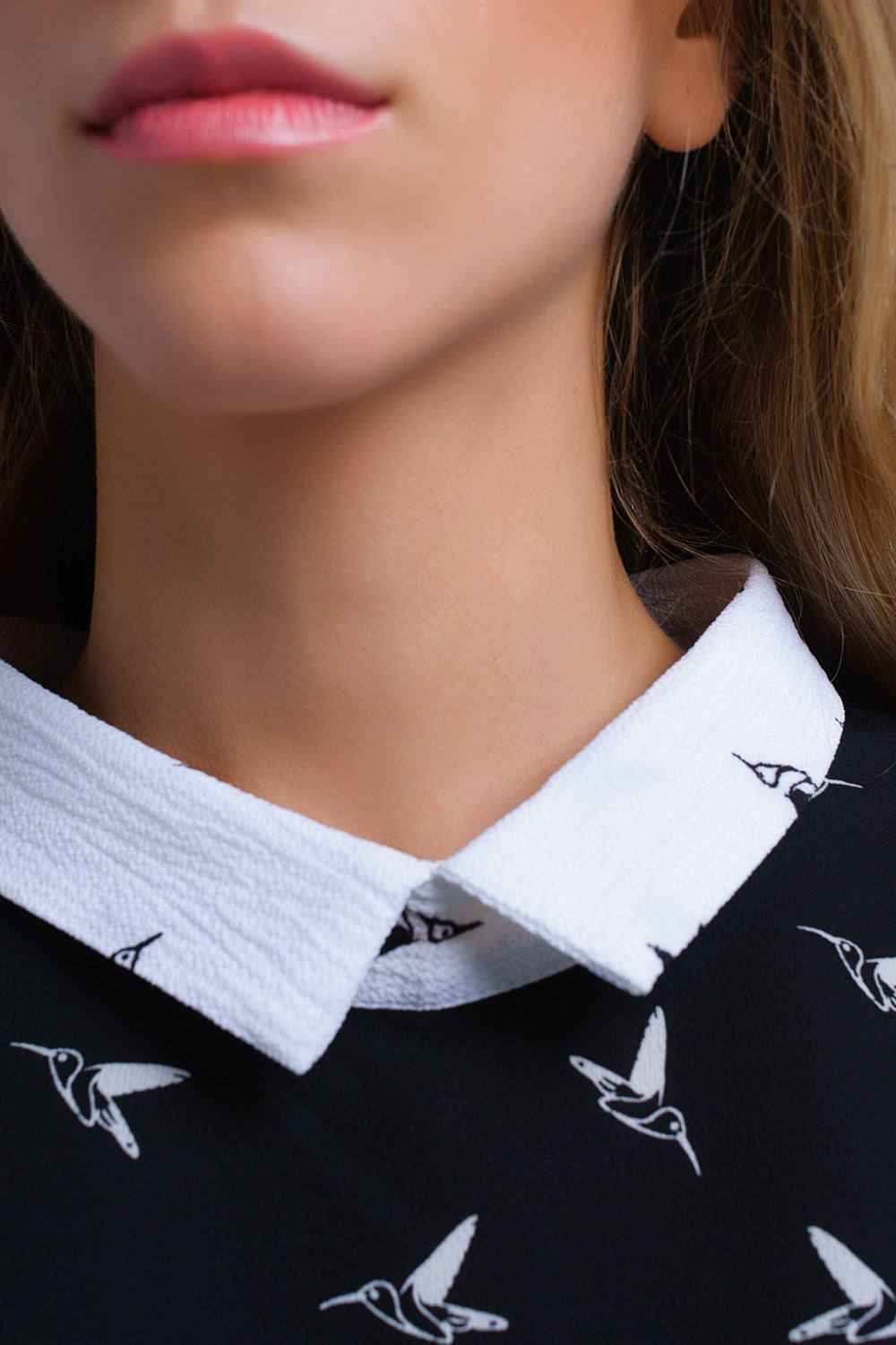 Camisa preta com pássaros impressos brancos