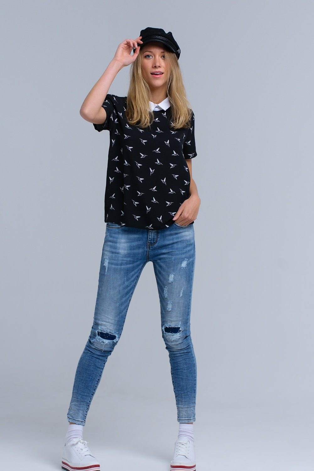Camisa preta com pássaros impressos brancos
