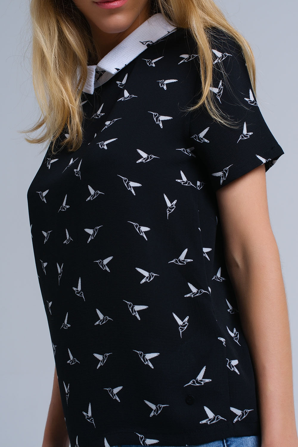 Camisa preta com pássaros impressos brancos