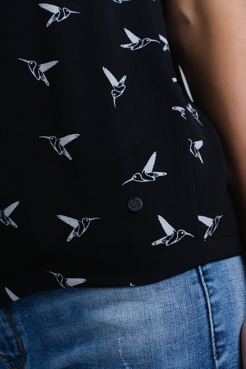 Camisa preta com pássaros impressos brancos