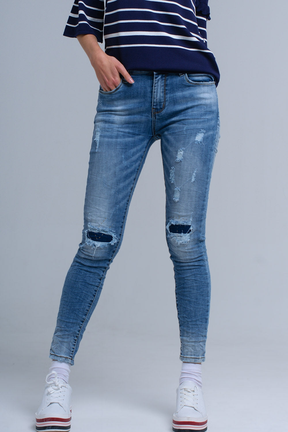 Calças jeans skinny com rips