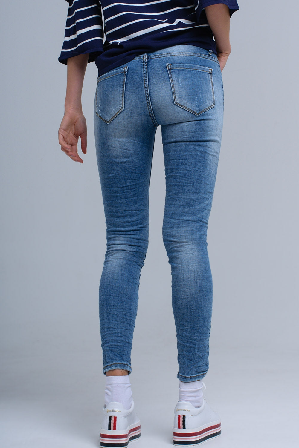 Calças jeans skinny com rips