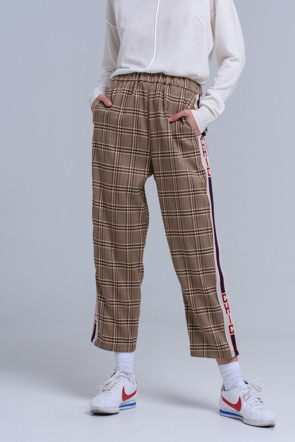 Calças de padrão tartan marrom