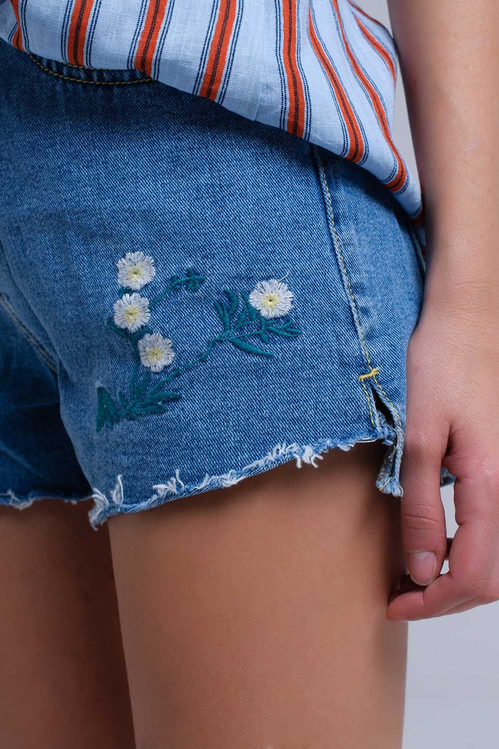 Calções de ganga mid wash azul com desenho floral