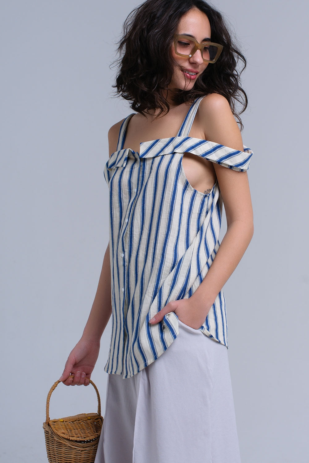 Top creme com listras azul