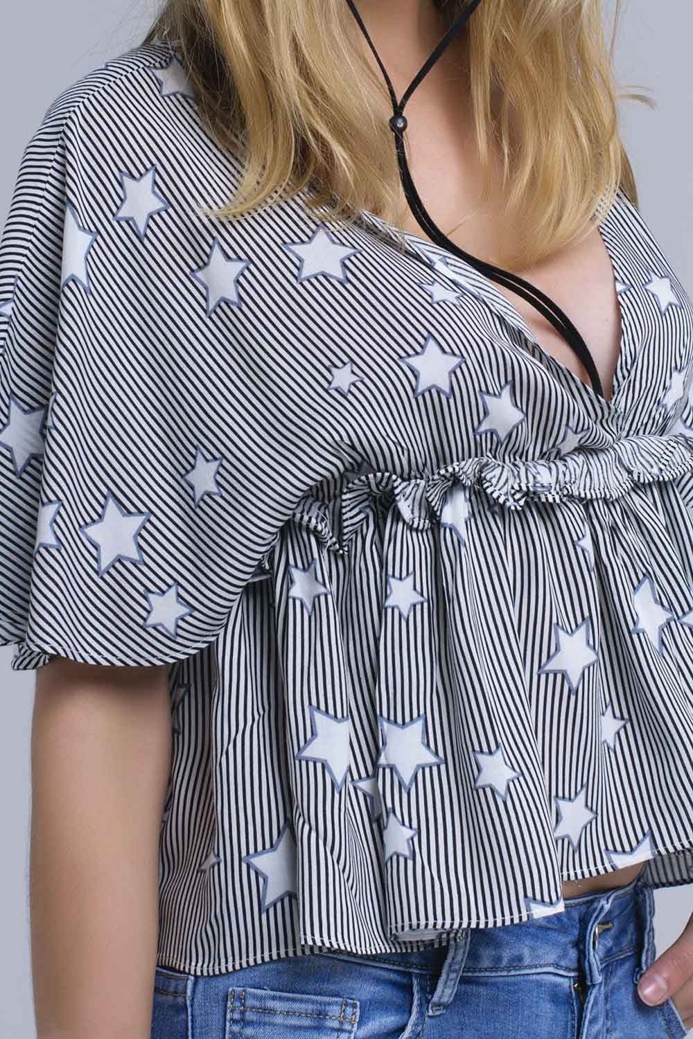Top preto com estrelas e babados