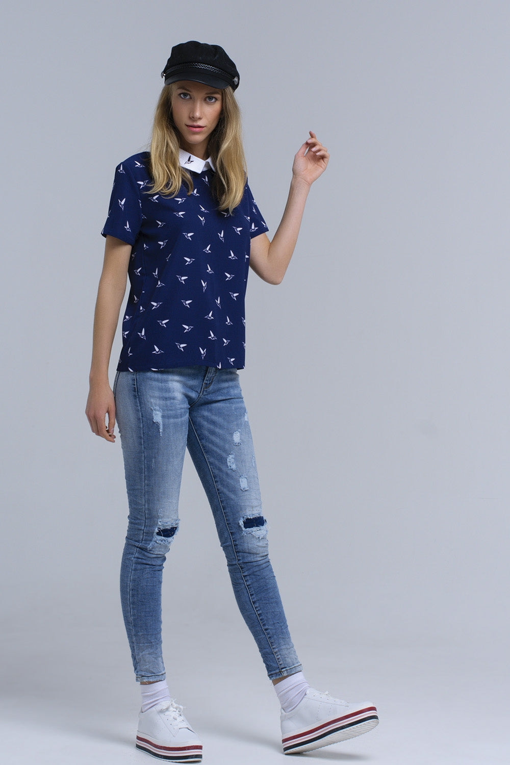 Camisa azul marinho com pássaros impressos brancos