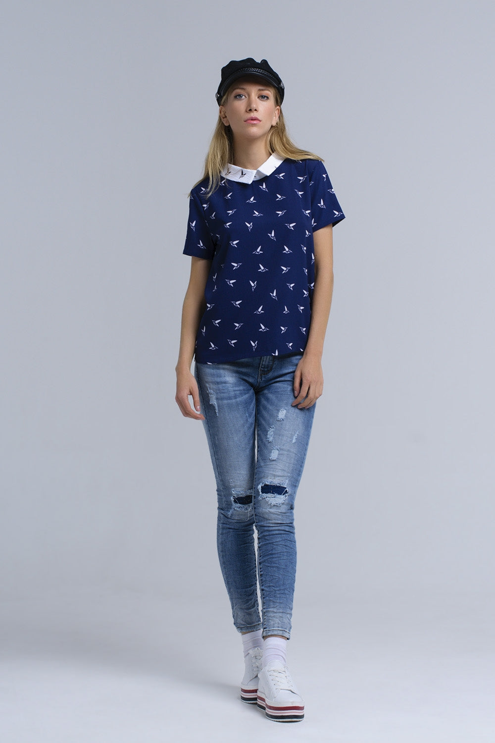 Camisa azul marinho com pássaros impressos brancos