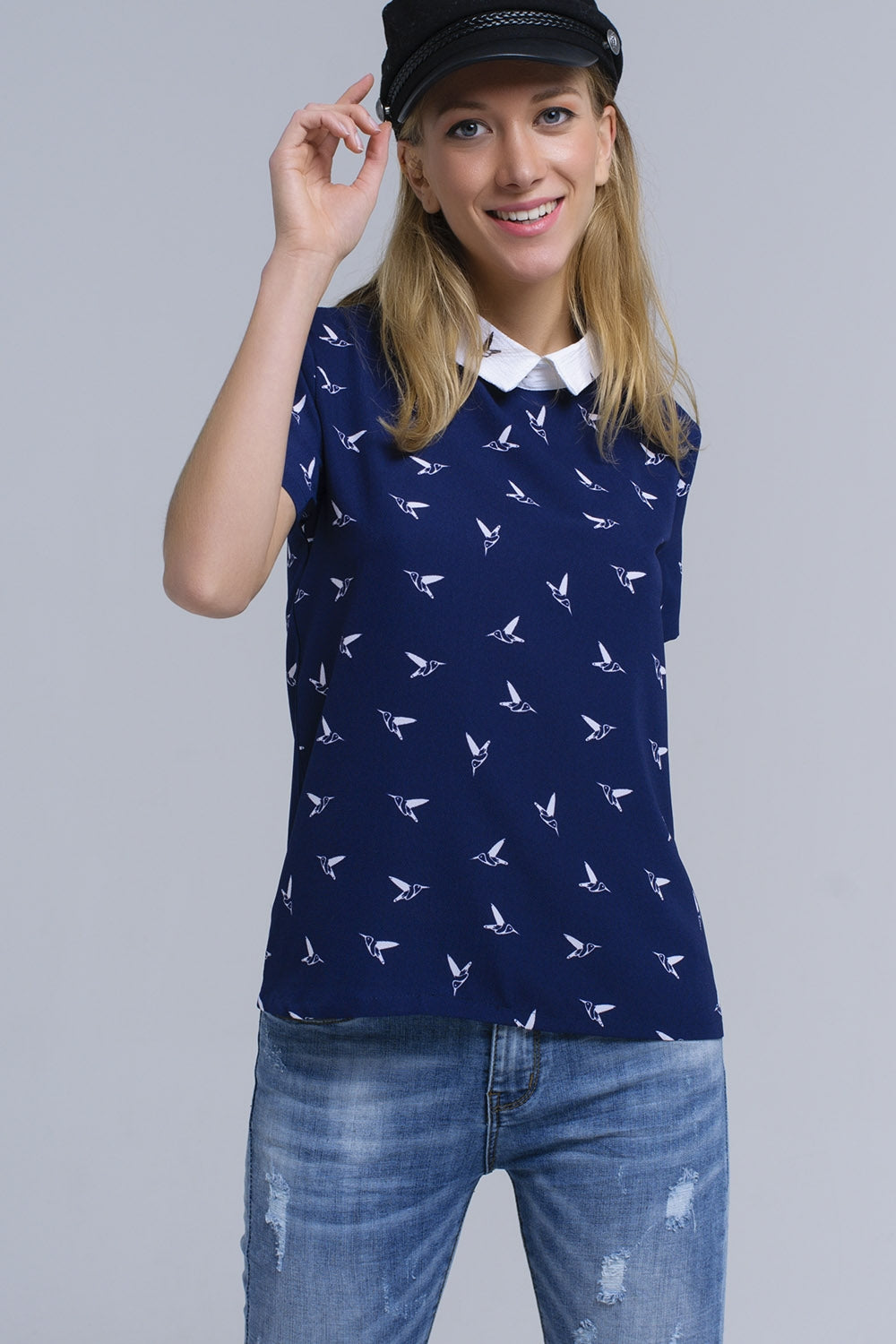 Camisa azul marinho com pássaros impressos brancos