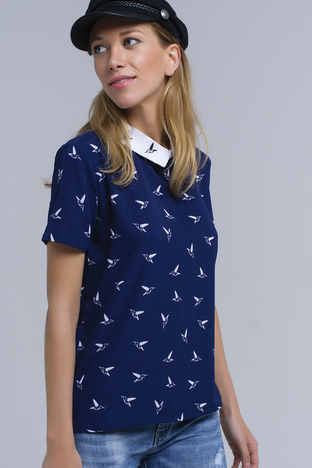 Camisa azul marinho com pássaros impressos brancos
