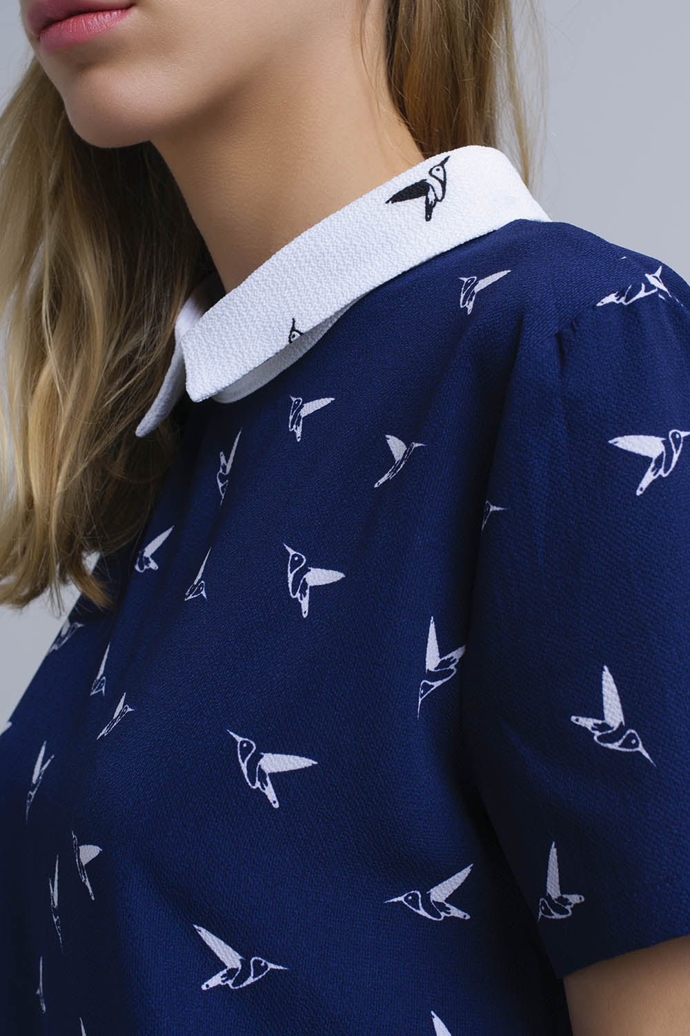 Camisa azul marinho com pássaros impressos brancos