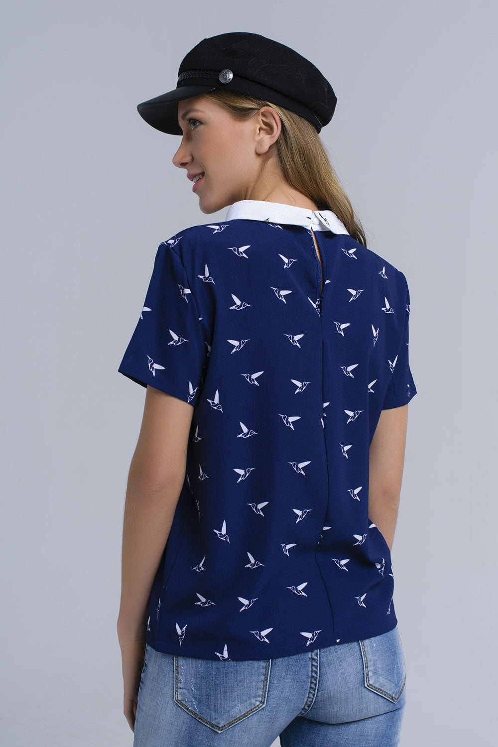 Camisa azul marinho com pássaros impressos brancos