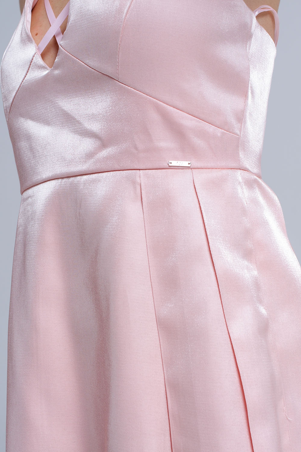 Vestido rosa com fitas cruzadas