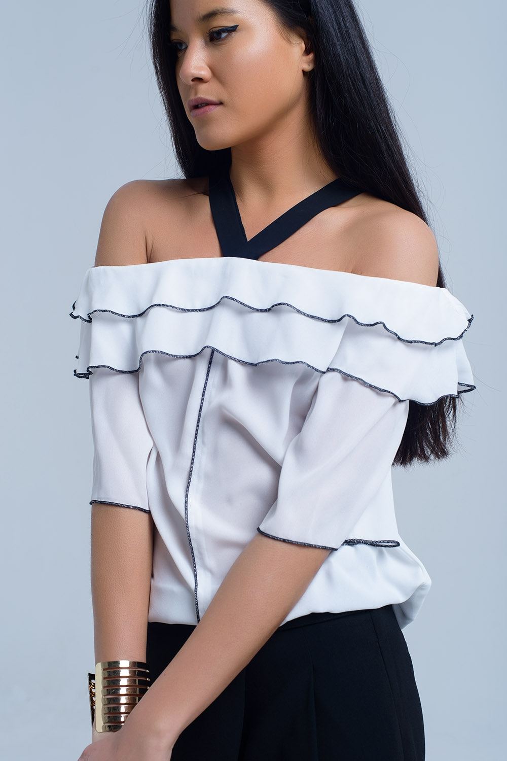 Top branco com ajuste de contraste preto