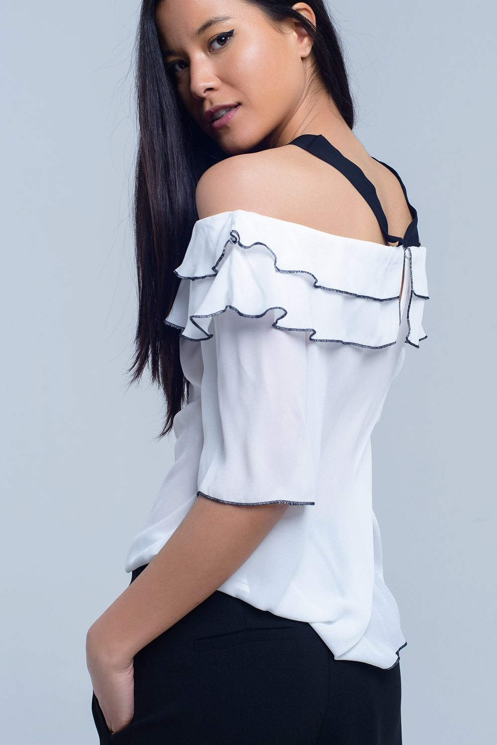 Top branco com ajuste de contraste preto