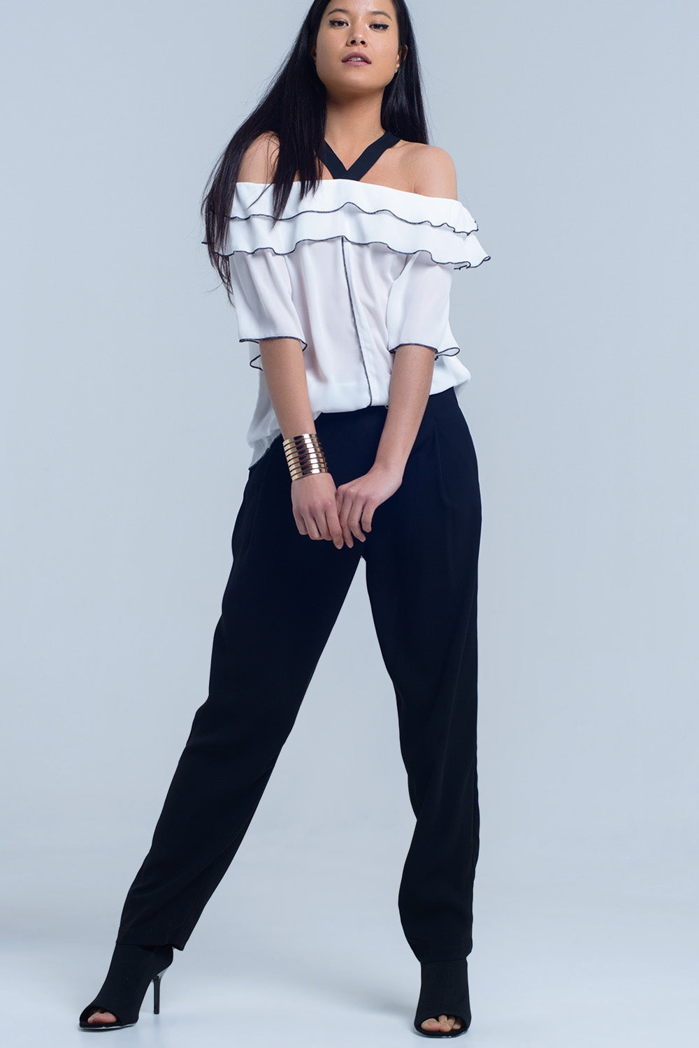 Top branco com ajuste de contraste preto