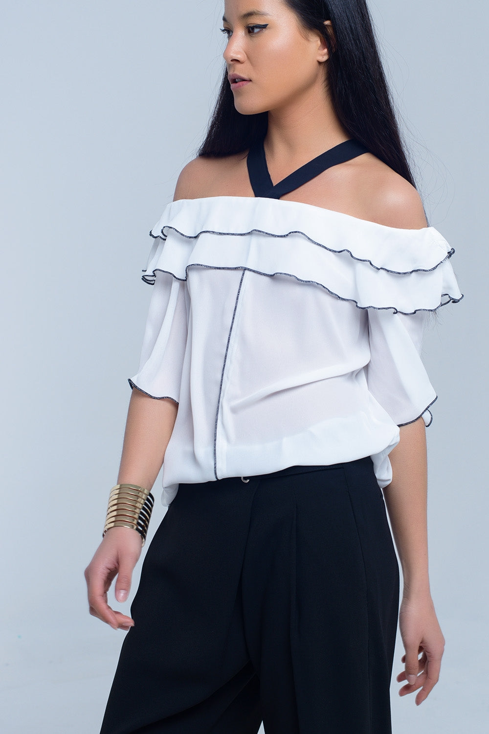 Top branco com ajuste de contraste preto